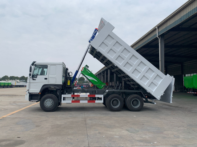 Sinotruk Howo 6x4 20cbm Dump Truck للرمال والحجر