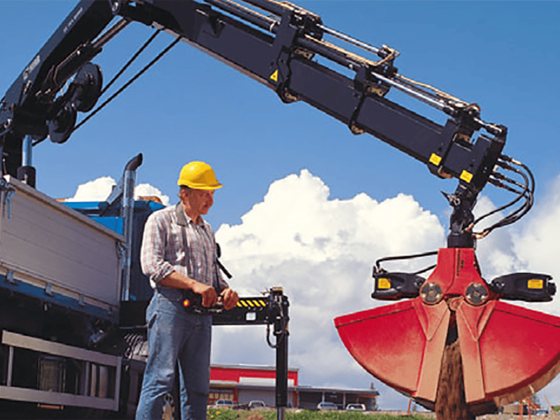 شاحنة رافعة HOWO 6X4 مع رافعة ذراع مطوية 8T-6