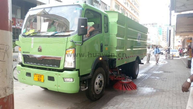 شاحنة كنس وغسيل الطريق SINOTRUK HOWO 4x2-6CBM