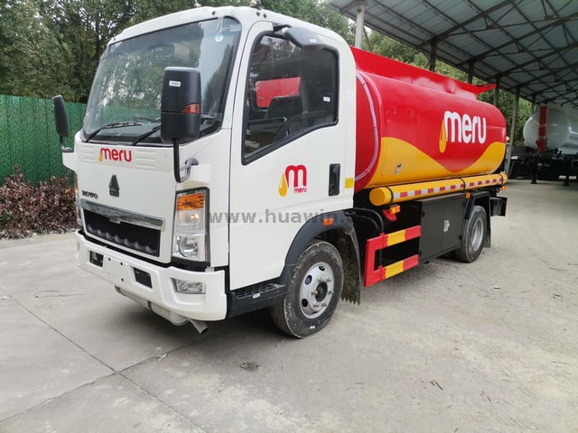 Sinotruk Howo 4x2 5CBM Thank Truck Truck