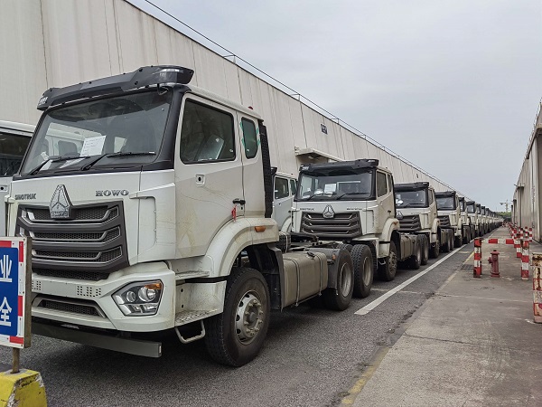 72 وحدة Howo Nx Tracter Truck+40ft مسطحة شبه متقطعة جاهزة لزامبيا