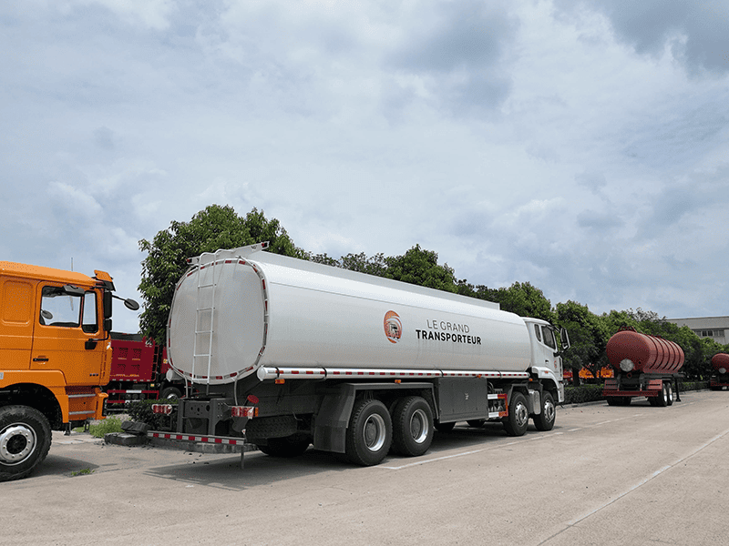 Sinotruk Howo Nx 8x4 Tarker Truck-1
