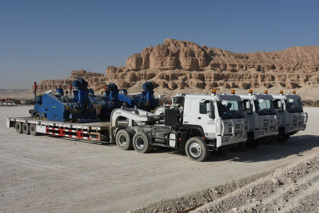 sinotruk howo all-wheel drive truction تظهر في حقل النفط من المملكة العربية السعودية