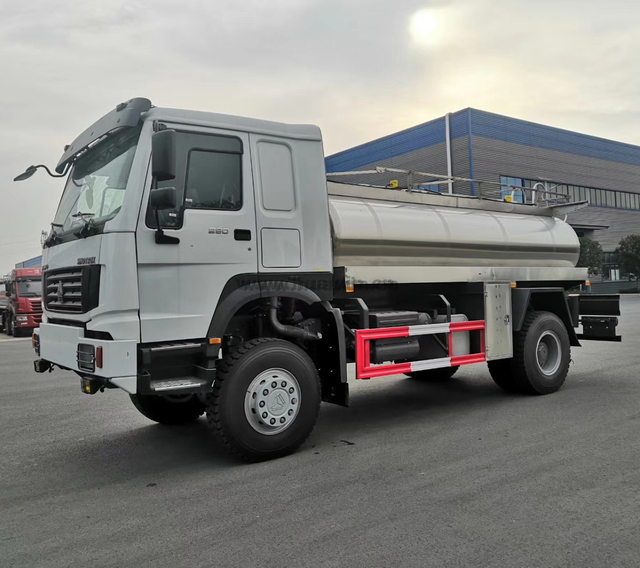 Sinotruk Howo 6x4 تخزين الحليب ونقل الشاحنة 16 CBM 