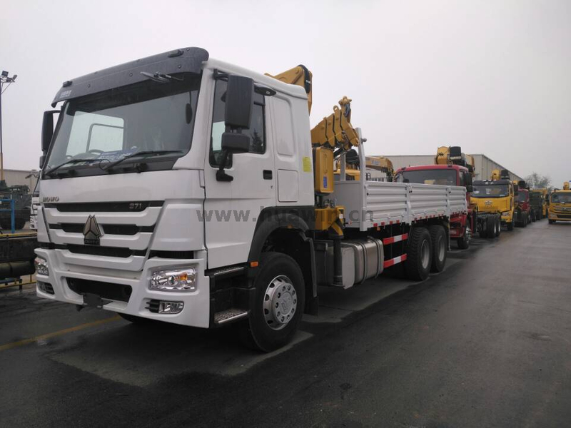 ساينو تراك HOWO 6 × 4 شاحنة كرين - 12 طن XCMG Knuckle Boom