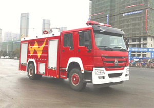 Howo 4x2 رذاذ الماء نار مكافحة الشاحنة Wiht 6CBM الماء ورغوة 2CBM