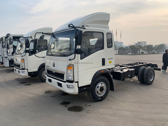 Sinotruk Howo 4 × 2 6 Wheels Light Duty 10t Cargo Chassis 